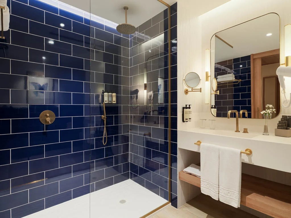 sonia-bath-custom-projects-h10-porto-poniente-tecno-project-towel-bar-gold