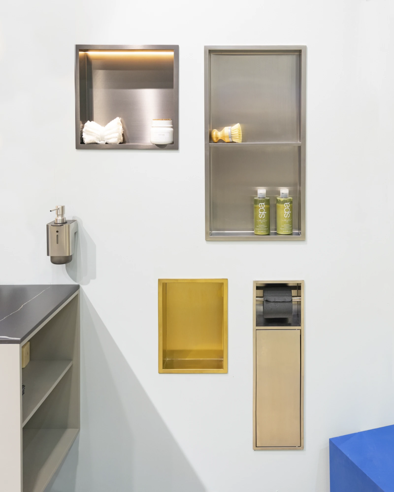 Sonia-bath-equipamiento-hornacinas-novedades-cevisama-inox-gold-portarrollos-escobillero-oculto-led-2