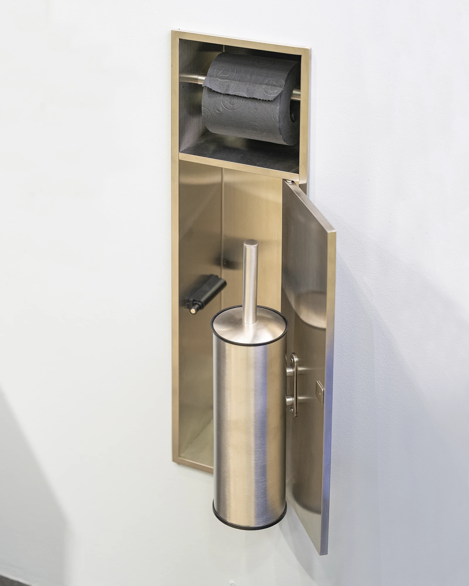 Sonia-bath-equipamiento-hornacinas-novedades-cevisama-inox-gold-portarrollos-escobillero-oculto-led-repisa