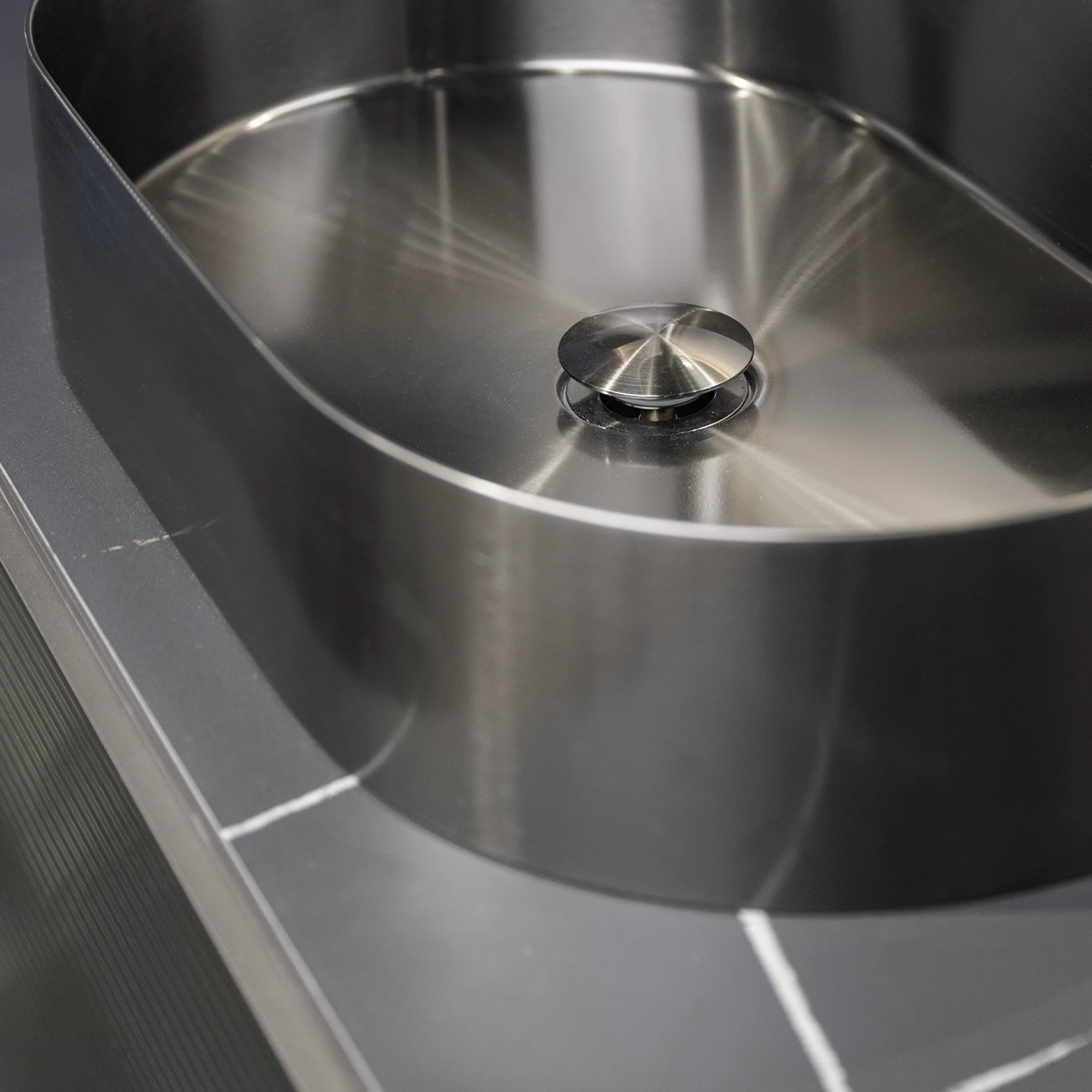 sonia-bath-brera-mueble-modular-suspendido-personalizable-porcelanico-inox-gris-lavabo-negro-sobreencimera